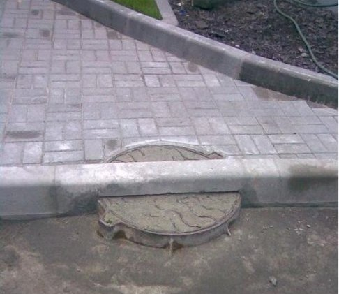 Тяжелый канализационный люк