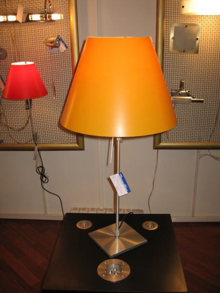 Лампа в стиле минимализм с желтым абажуром
