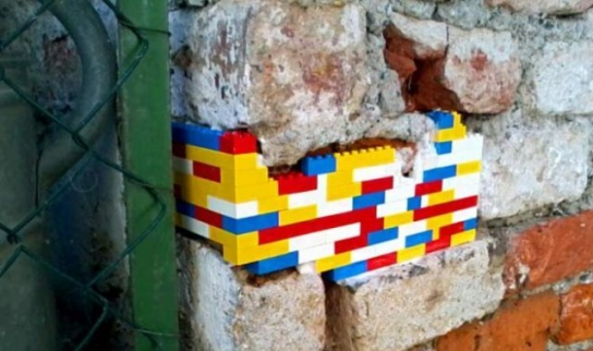 Ремонт здания с помощью LEGO