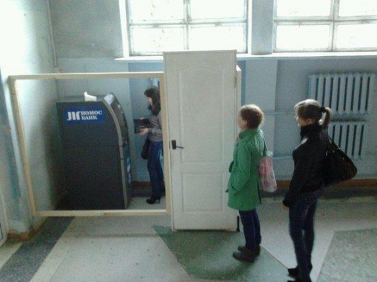 Может они дверь еще и на замок закрывают! 