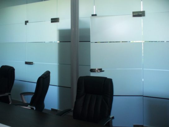 Офис компании Projectmanager: цельностеклянная перегородка КПС Glass Офис компании Projectmanager: цельностеклянная перегородка КПС Glass