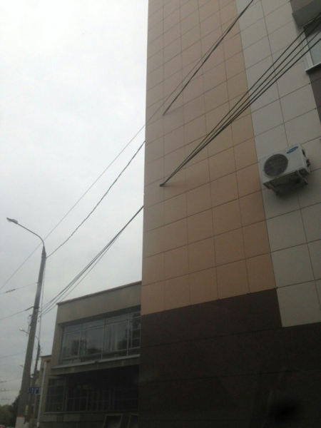 Здание поглощает провода